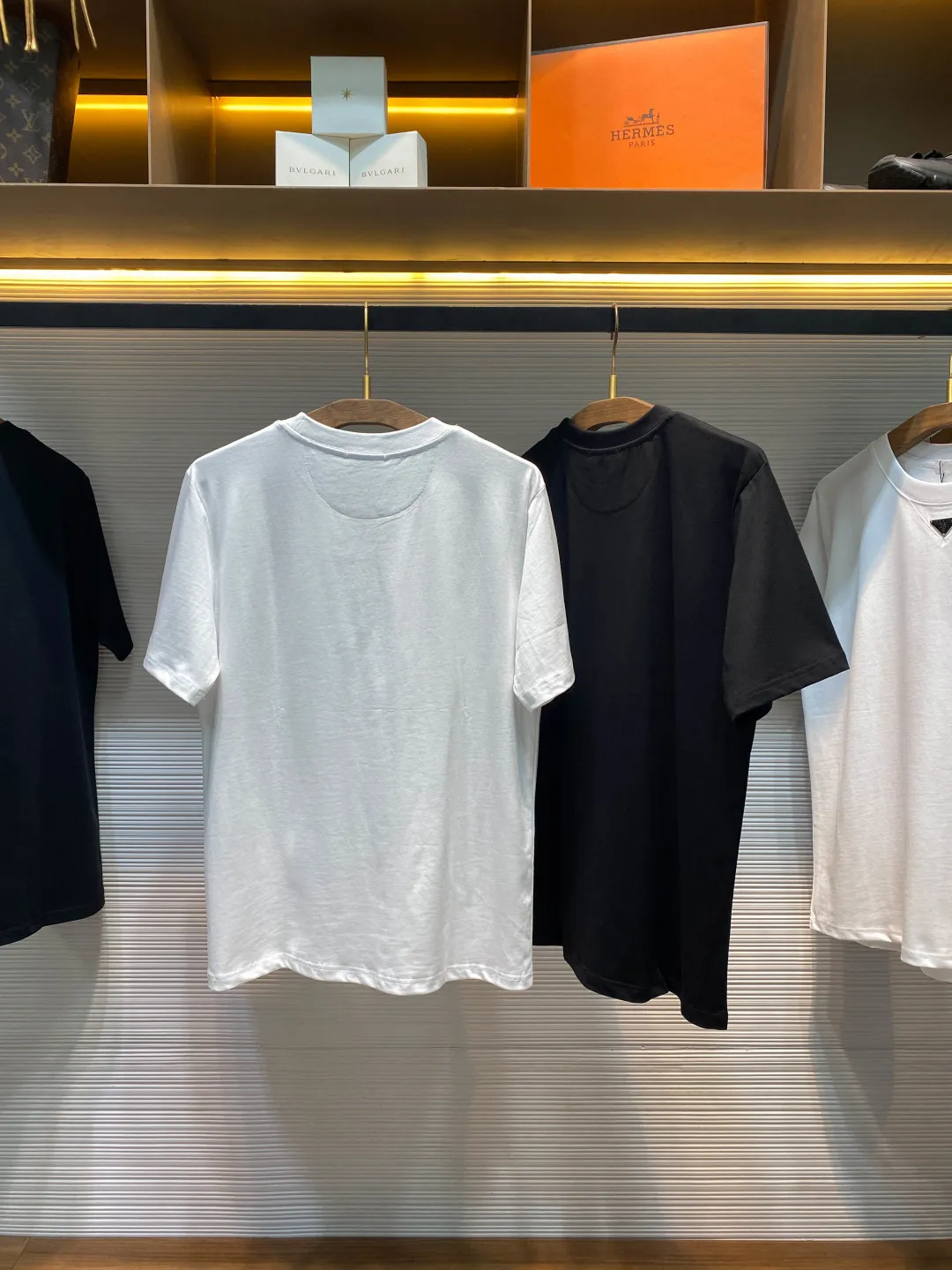 (Black no 2XL) BC 26SS spring and summer New Arrival jersey cotton basic round neck short Tee, men's Classic sailing badge pattern printed casual short-sleeved T-shirt! Trading company channels are rare and available on the official website simultaneously! In the ocean of fashion, there are always some items that are like shining stars, attracting everyone's attention with their unique design and excellent quality. The BC sailing logo T-shirt is one of them! This T-shirt is made of custom-made plain knitted cotton. The fabric not only feels great, but also has good breathability! In the hot summer, wearing it is like being exposed to the cool breeze. Sweat can be quickly discharged from the body, keeping the skin dry and comfortable at all times, without the discomfort of being hot and sticky! The printing of the Classic sailboat badge pattern on the front is undoubtedly the finishing touch of the entire dress. The pattern design is exquisite, the lines are simple and smooth, without too many complicated decorations, but it vividly displays the shape of the sailboat! The simple design style reveals a sense of high-end. It is not ostentatious, but can inadvertently attract the attention of others, making you stand out from the crowd! In addition to the fabric and pattern, the fit of this T-shirt is also very good. After careful research and many trial adjustments, the designer has created a fit that can adapt to most people's body shapes! It is neither too loose and bloated, nor too slim to expose the shortcomings of the figure, showing the best condition! Black/White, two colors available! Size: S-XXL S size: Shoulder width 46cm - Bust circumference 104cm - Clothing length 68cm M size: Shoulder width 47cm - Bust circumference 108cm - Clothing length 70cm L size: Shoulder width 48cm - Bust circumference 112cm - Clothing length 72cm Size recommendation (standard version): Height 174-140 pounds, try on size M, which is suitable! Boys weighing less than 130 pounds should choose S size, 130-143 pounds should choose M size, 143-156 pounds should choose L size, 156-170 pounds should choose XL size, and 170-185 pounds should choose XXL size!